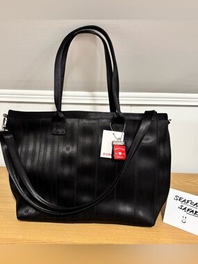 NWT Harvey’s Medium Vertical Streamline Tote